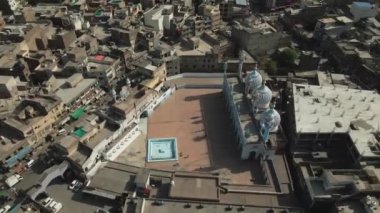 Rawalpindi 'de küçük binalarla çevrili güzel bir Jamia Camii' nin hava manzarası.