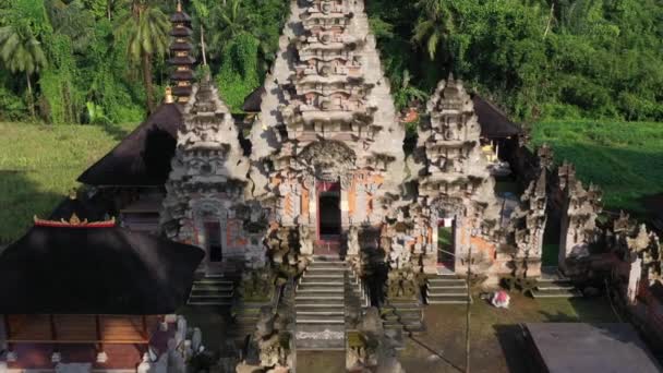 Der Bau Eines Balinesischen Tempels Mit Statuen Eingang Dieser Tempel — Stockvideo