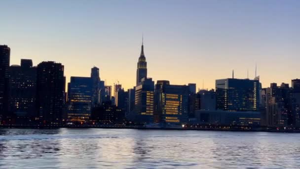 Μια Όμορφη Θέα Της Νέας Υόρκης Cityscape Από East River — Αρχείο Βίντεο