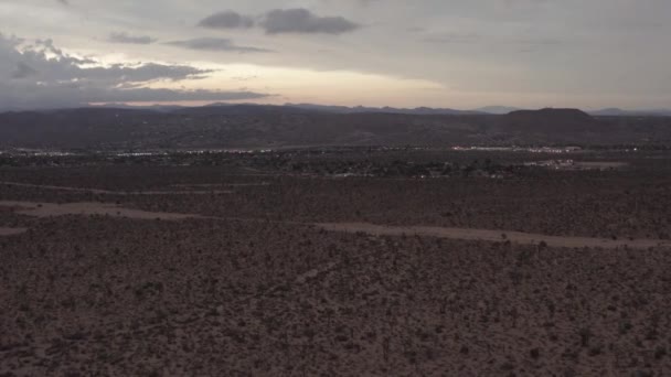 Egy Légi Felvétel Egy Sivatagi Területről Ritka Növényekkel Hegyekkel Háttérben — Stock videók