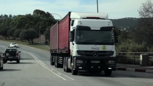 Uma Filmagem Grande Caminhão Coca Cola Dirigindo Knysna Main Road — Vídeo de Stock