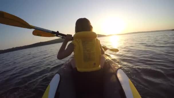 Вид Сзади Людей Плавающих Байдарках Озеру — стоковое видео