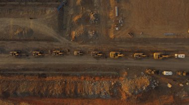Kahverengi yoldaki kazıcıların kuş bakışı görüntüsü..