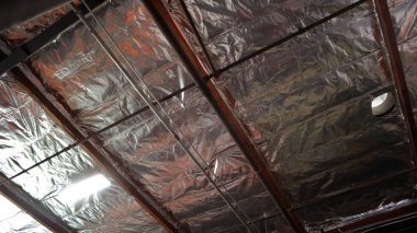 Endüstriyel bir depoda tavan açısı