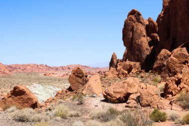 Gündüz vakti çölde güzel bir kırmızı kaya görüntüsü..
