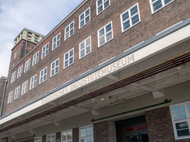 Heybetli binayı ünlü endüstriyel tasarımcı Peter Behrens tasarladı