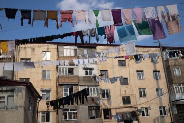 Stepanakert, Artsakh, Nagorno-Karabakh 'taki evler arasındaki çizgilerin manzarası