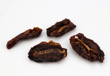 Kurutulmuş domatesleri beyaza yakın çekim.