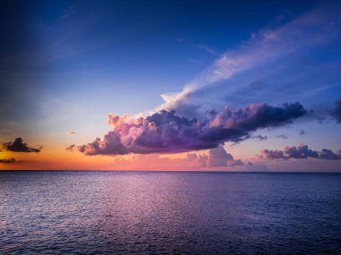 Manzaralı günbatımında büyüleyici bir deniz manzarası.