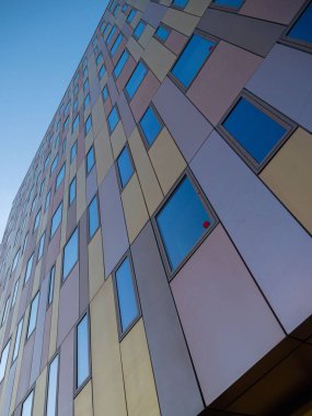 Fransa, Normandiya 'da, Caen' de modern bir binanın güzel bir cephesi.