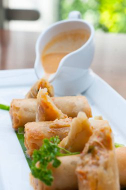 Kızarmış Çin böreğinin dikey yakın çekimi ve tatlı acı biber sosu.