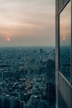 Tokyo, Japonya 'da gün batımında parlayan gökdelenlerin kuş bakışı görüntüsü