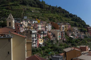 Cinque Terre, İtalya 'daki sahil uçurumundaki köy evlerinin yüksek açılı bir görüntüsü.