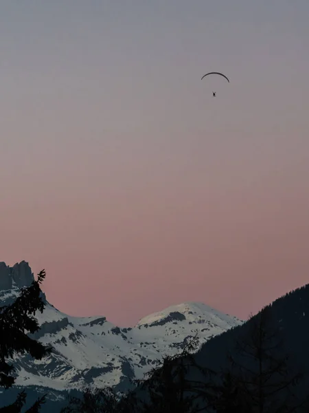 Vertical Shot Snow Capped Mont Blanc Paraglider Sunset Sky France — Stock Photo, Image