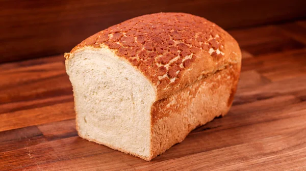 Nahaufnahme Eines Frischen Brotlaibs Auf Der Holzoberfläche — Stockfoto