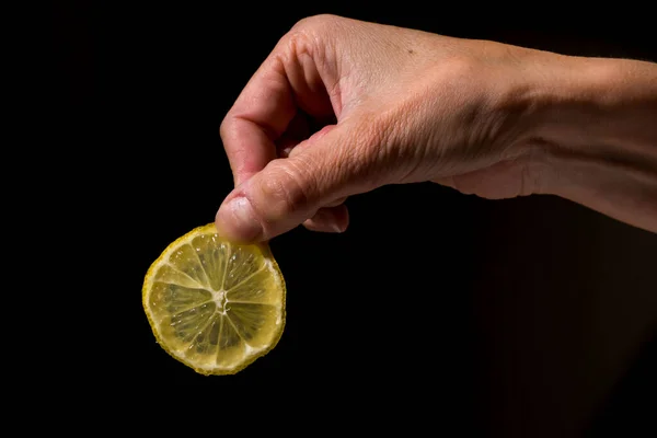 レモンスライスを保持する手のクローズアップ — ストック写真