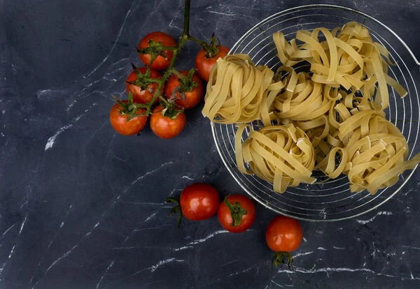 Top View Kookingrediënten Met Noedels Tomaten Eieren Specerijen — Stockfoto