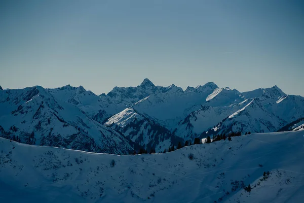 Een Prachtig Uitzicht Een Besneeuwde Berg Bij Daglicht — Stockfoto