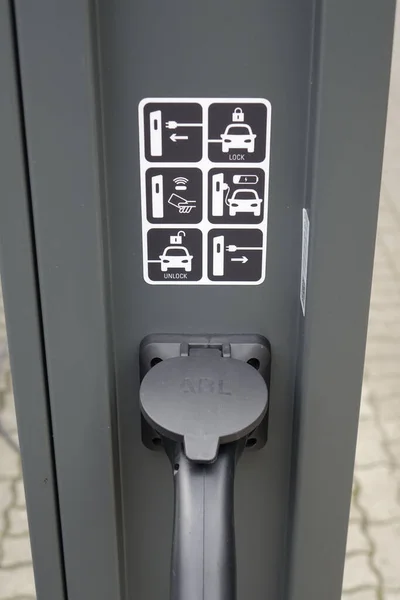 1月2022 カイザースラウテルン ラインラント プファルツ州 ドイツ 電気自動車用プラグイン充電ステーションの閉鎖 プラグインに焦点を当てます 緑のモビリティ — ストック写真