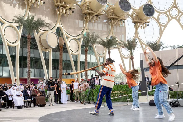 Expo 2020 Dome Aboriginal Dancers Performing Low Light Grain Out — Stock Photo, Image