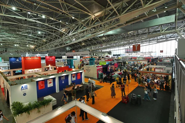 Vinkelbild Folket Den Internationella Bokmässan Torino Oval Lingotto Turin Italien — Stockfoto