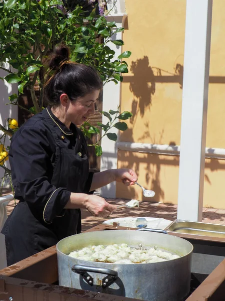 Pessoal Catering Chef Mulher Cozinhar Fritar Mesa Buffet Evento — Fotografia de Stock