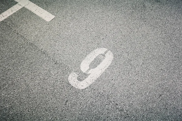 Een Shot Van Een Parkeerplaats Nummer Asfaltvloer Verf — Stockfoto