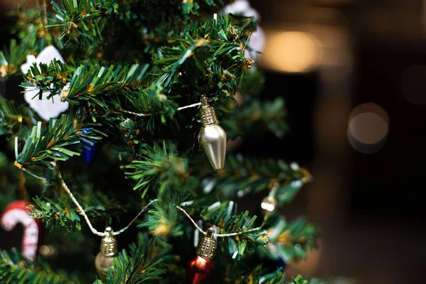 Een Close Shot Van Een Kerstverlichting Opknoping Een Kerstboom — Stockfoto