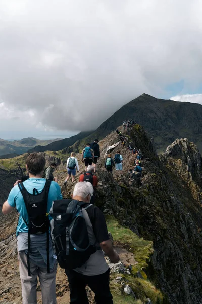 Een Verticaal Schot Van Wandelaars Crib Goch Een Mes Rand — Stockfoto