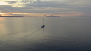 Gün batımında yüzen tekneyle Cortez Denizi 'nin etrafında havadan yavaş bir hareket.