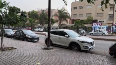 Fırtınalı bir günde dışarıda yürüyen insanlar...