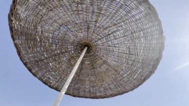 Güzel bir yaz gününde mavi gökyüzünün arka planındaki güneş yatağı koruyucusu manzarası.