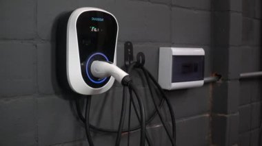 Elektrik ve hibrit araçlar için elektrik şarj kutusu ekipmanı Taşımacılık, ekoloji, modern araba, gelecek, yenilenebilir enerji kavramı.