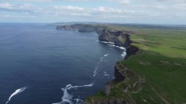 İrlanda 'da Atlantik Okyanusu' nun kenarında Moher Kayalıkları 'nın bir hava aracı görüntüsü.