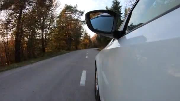 Ένα Κοντινό Πλάνο Ενός Λευκού Αυτοκινήτου Που Οδηγεί Ασφαλτοστρωμένο Δρόμο — Αρχείο Βίντεο