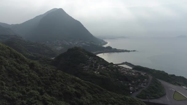 Una Hermosa Vista Una Ciudad Mar Con Montañas Norte Taiwán — Vídeos de Stock