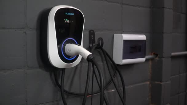 Carregador Elétrico Wallbox Equipamentos Para Veículos Elétricos Híbridos Conceito Transporte — Vídeo de Stock