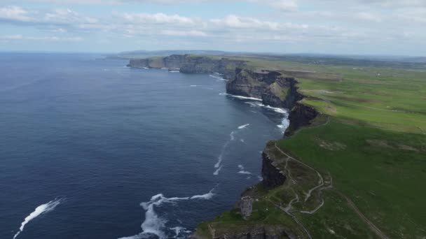 Αεροπλάνο Drone Των Cliffs Moher Τον Ατλαντικό Ωκεανό Στο Πλάι — Αρχείο Βίντεο