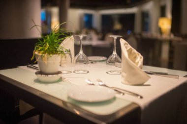 Lüks bir otelde boş bir yemek masası.