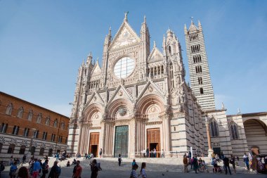 Güneşli bir günde Siena Katedrali 'nin önündeki turistler