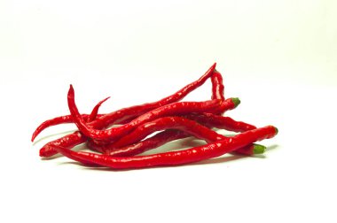 Kırmızı biber beyaz arkaplanda izole edildi