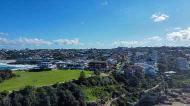 Yeşil doğası ve güneş altındaki yerleşim yerlerinin olduğu güzel bir yarımada ya da ada manzarası.