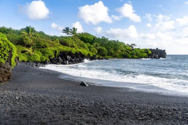Waianapanapa Eyalet Parkı 'ndaki siyah kumsal manzarasında fotoğrafta kimse yok. Doğu Maui, Hawaii, Hana kasabası yakınlarında..