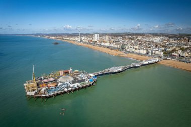 Brighton Batı İskelesi ve Brighton şehrinin güzel bir görüntüsü.