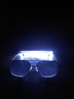 Masada, üzerinde lamba olan dikey bir bardak.