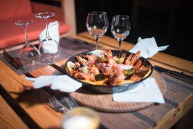 Taze Paella tabağı masada.