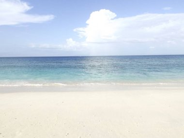 Sakin bir denizi olan güzel bir deniz manzarası.