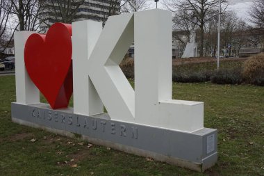 24 Ocak 2022, Kaiserslautern, Rhineland Palatinate, Almanya, Beyaz ve kırmızı heykel 'Kaiserslautern', arka planda belediye binası
