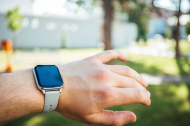 Bir insanın elindeki akıllı bir saatin yakından çekimi.