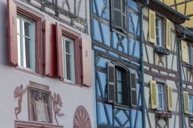 Colmar 'ın merkezinde güzel renkli bir ev manzarası.